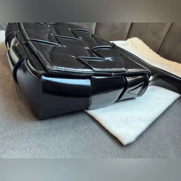 BOTTEGA VENETA Spazzolato Intrecciato Maxi Cassette Crossbody Bag Black woven - Picture 6 of 17